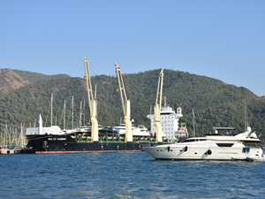 Lüks motor yatlar Marmaris'e kargo gemisiyle getirildi