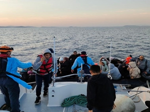 Motoru arıza yapan botta mahsur kalan 45 kişi kurtarıldı