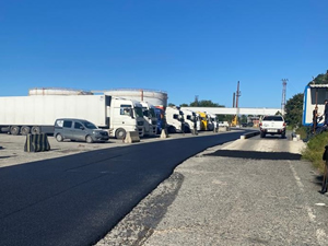 Hopa Limanı'nda yol bakım çalışması yapılıyor