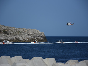 Sahil güvenlik helikopteri ve botlarla Cumhuriyet'in 100. yılına özel gösteri yapıldı
