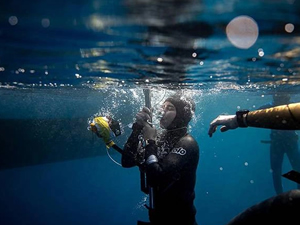 Milli sporcu Şahika Ercümen'den, Cumhuriyet'in 100. yılına özel dalış