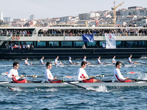 Genç sporcular Cumhuriyet'in 100. yılında dostluk için kez kürek çekti