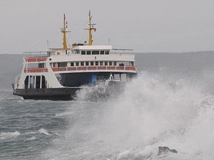 Çanakkale Boğazı kuvvetli fırtına nedeniyle çift yönlü transit geçişlere kapatıldı