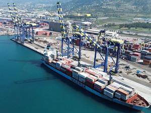 Depremde zarar gören İskenderun Limanı'nda bir rıhtım daha gemi trafiğine açıldı