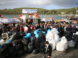 Deniz dibi ve kıyı temizliğinde yaklaşık 15 ton atık toplandı