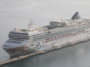Kruvaziyer "Norwegian Gem" Alanya Limanı'na demirledi