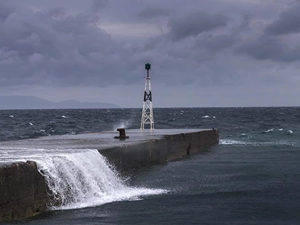Yunanistan'da kuvvetli rüzgar deniz ulaşımını olumsuz etkiledi