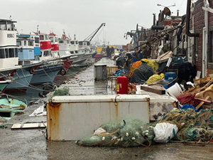 Fırtına nedeniyle balıkçı barınağı zarar gördü