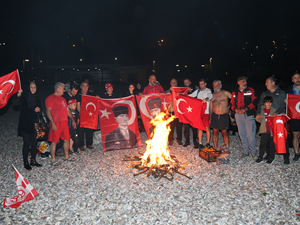 Vatandaşlar 2024'ü denize girerek karşıladı