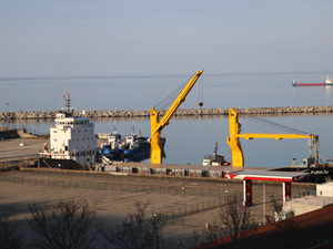 Zonguldak açıklarında arızalanan gemi römorkör eşliğinde limana çekildi