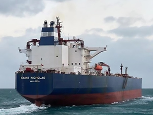 İzmir'e petrol getiren gemiye el kondu!