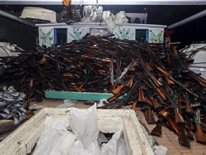 Somali'de silah yüklü tekne ele geçirildi