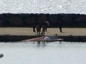 Ters dönmüş halde bulunan teknede bomba alarmı
