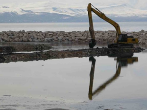 Van Gölü'ndeki çekilme limanları kullanılamaz hale getiriyor