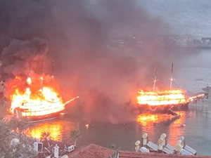 Antalya'da 2 tur teknesi yandı!