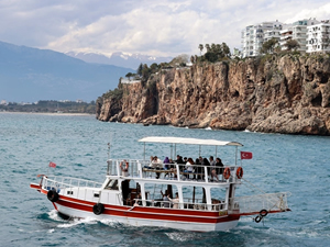 Turistik tekneler yaz sezonu için gün sayıyor