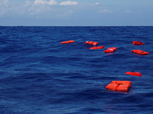 STK gemisinin kurtarmaya çalıştığı düzensiz göçmenlerden 3'ü denize düşerek kayboldu
