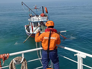 Makine arızası nedeniyle sürüklenen tekne kurtarıldı