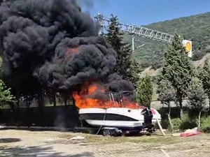 Kocaeli'de tekne küle döndü