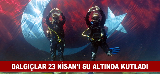 Dalgıçlar 23 Nisan'ı su altında kutladı