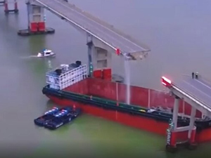Çin'de kargo gemisi köprüye çarparak battı!