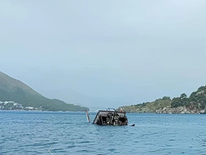 Marmaris'te açıkta demirleyen gezi teknesi battı