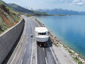 Van Gölü'ne 110 Tonluk Gezi Teknesi Taşındı