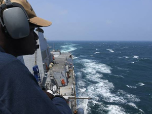 ABD savaş gemisi Tayvan Boğazı'ndan geçti