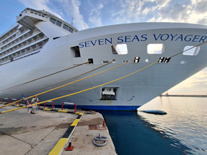"Seven Seas Voyager" Antalya Limanı'na demirledi
