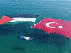 Filistin'e destek için su altında bayrak açtılar