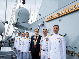 TCG Kınalıada Filipinler'i ziyaret etti