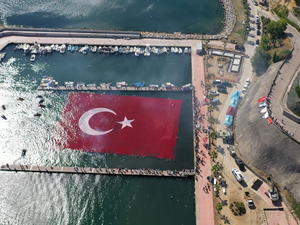 Kocaeli'de dalgıçlar 1923 metrekarelik Türk bayrağı açtı