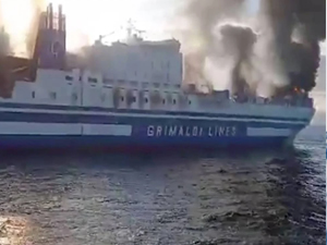 İtalya'da feribotta yangın çıktı! 274 kişi tahliye edildi