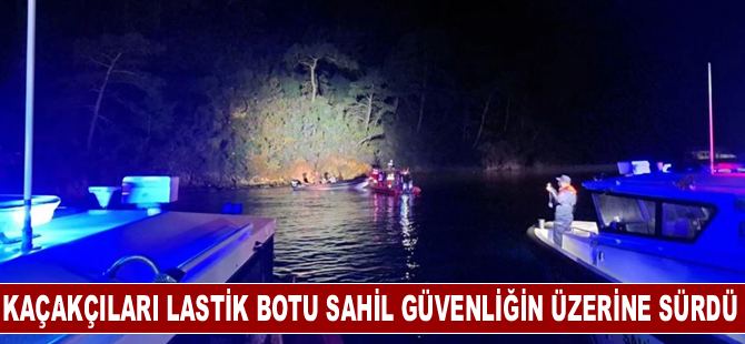 Kaçakçıları lastik botu Sahil Güvenliğin üzerine sürdü