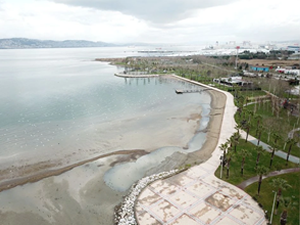 Gölcük'te Deniz Kıyısında Çamur Birikintileri Oluştu