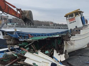 Avcılar Sahili'ndeki tekne enkazları kaldırıldı