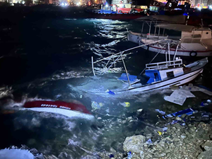 Balıkçılar, tekneleri alabora olmasın diye mücadele verdiler