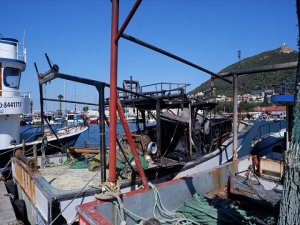 İzmir'de, balıkçı barınağında çıkan yangında 3 tekne zarar gördü
