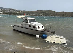 Bodrum'u fırtına vurdu, tekneler karaya oturdu