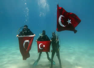 Fethiye'de dalgıçlar 19 Mayıs'ı deniz altında kutladı