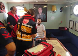 Kastamonu açıklarında rahatsızlanan denizci ölümden döndü