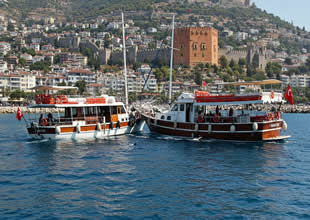 Alanya’da gezi tekneleri çatıştı