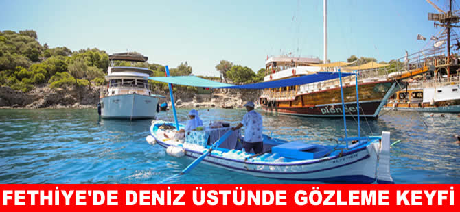 Tatilciler için Gemile Koyu'nda kayıkta gözleme pişiriyor