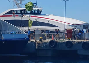Denizde korku dolu anlar: İDO feribotu kayaya çarptı