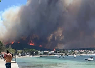 Çanakkale yine yanıyor: Boğaz trafiğe kapatıldı