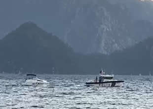 Denizde sürüklenen tekneyi polis kontrol botu kurtardı