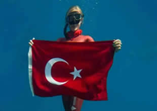 Şahika Ercümen'den batık tanka Türk bayrağıyla dalış