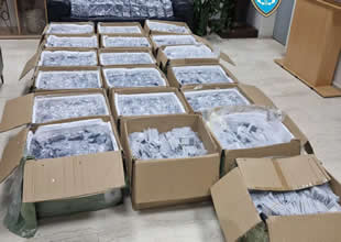 Sakız Adası’nda Türk bayraklı teknede binlerce cep telefonu yakalandı