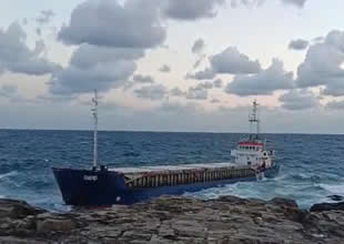 Kocaeli’de kargo gemisi karaya oturdu