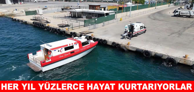 Denizin ortasından kıyıya umut taşıyorlar